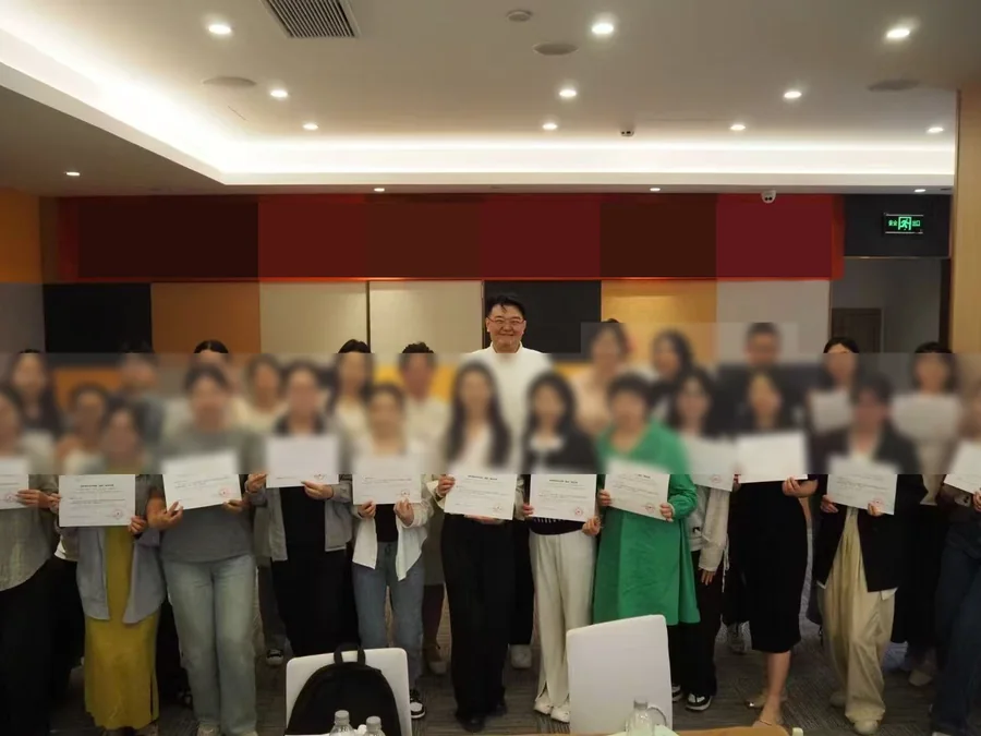 協會介紹 語言治療與特殊教育從業人員完成協會進階專業知能培訓課程,手持結業證書合影