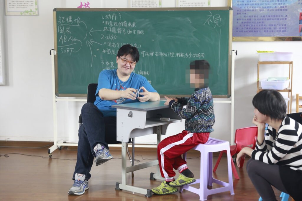 孩子講話慢別急著糾正?語言治療師教你「恣意發展」教養法 語言治療師與孩子一對一互動,引導仿說與口語表達練習