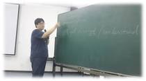 王道偉所長授課教學情境 王道偉所長在課堂上於黑板板書,講解語言治療相關知識